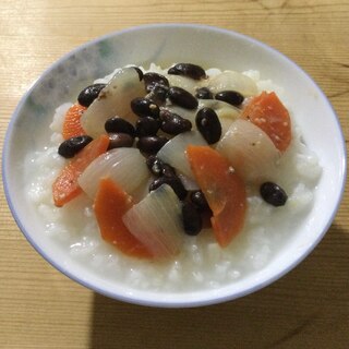 人参玉ねぎ納豆の味噌煮乗せお粥♪(˶• ֊ •˶)